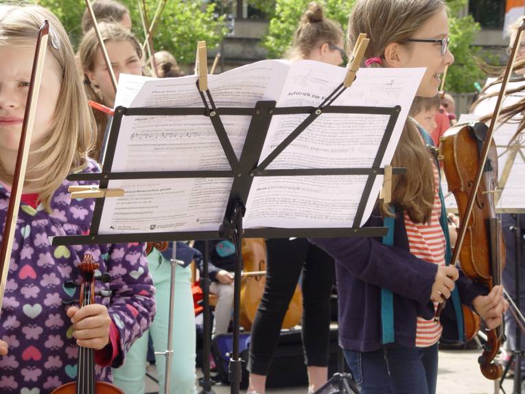Aufstrich zur Fête - es spielt Hannovers größtes Geigenorchester. 
