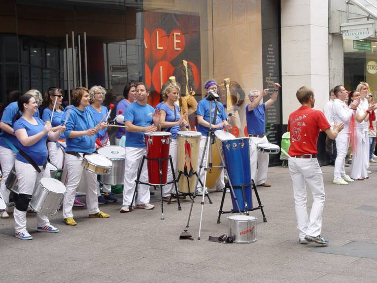 Streetdrumming in Hannover: Die Trommlergruppe Sambaria in der Großen Packhofstraße