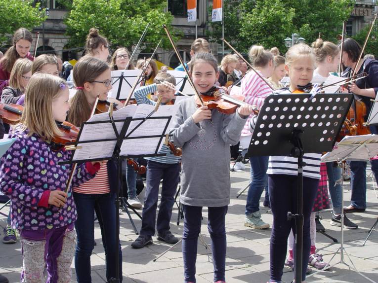 Violinenflashmob auf dem Opernplatz