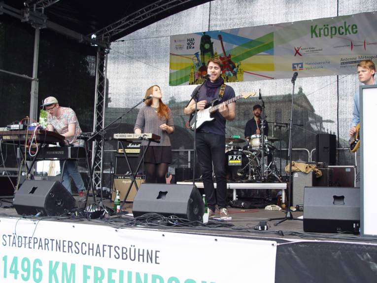Die Kröpcke-Bühne ganz im Zeichen der hannoverschen Städtepartnerschaften. 