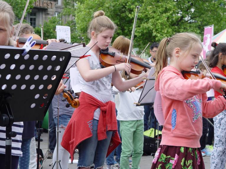 Geigerinnen und Geiger – vom Anfänger bis zum Profi, spielen die Romanze op. 2 Nr. 1 von Joseph Joachim.