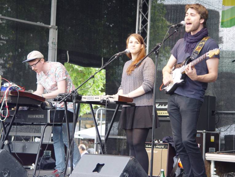 Die Bühne am Kröpcke stand ganz im Zeichen der hannoverschen Städtepartnerschaften. Bands aus Poznań, Rouen, Leipzig und natürlich Hannover trafen sich auf der Bühne am Kröpcke.