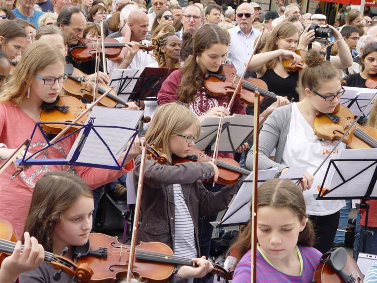 Um 15 Uhr war die offizielle Eröffnung auf dem Opernplatz. Beim "Aufstrich zur Fête" spielte Hannovers größtes Geigenorchester.