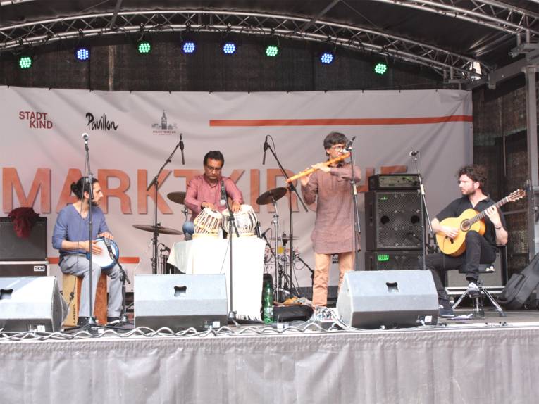 Die indische Band Ananda Dhara auf der Bühne an der Marktkirche. Diese Band wurde vom Indischen Botschafter S. E. Herr Gurjit Sing vorgestellt.