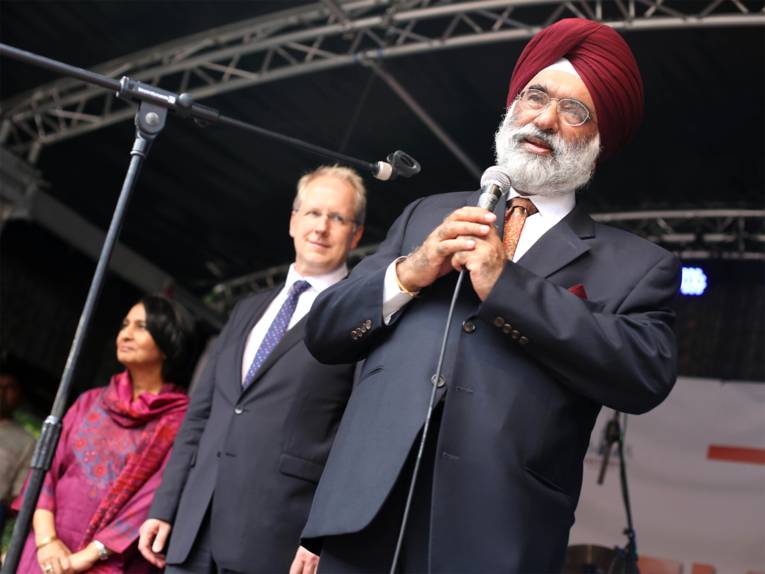 Oberbürgermeister Stefan Schostok begrüßt den Indischen Botschafter S. E. Gurjit Sing und dessen Frau Neeru Singh auf der Bühne an der Marktkirche. 