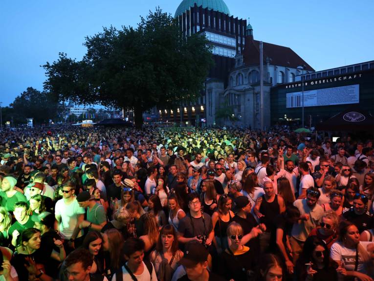 Publikumsmagnet bis spät in die Nach: der Goseriede-Platz. Hier präsentierte sich die elektronische Musikszene Hannovers. 