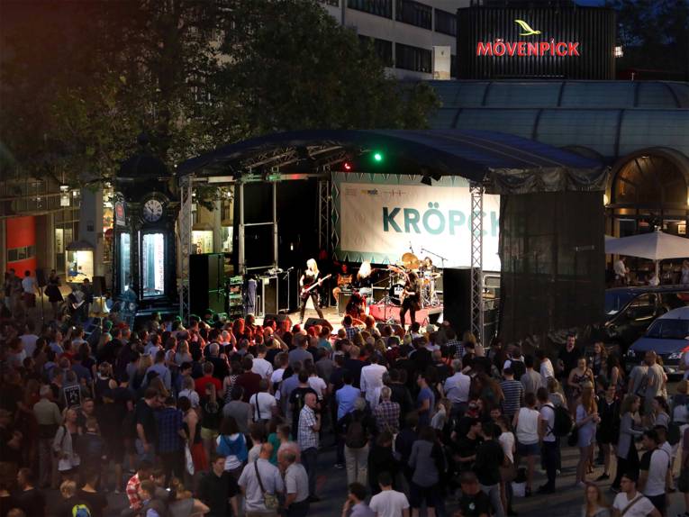 Auf der internationalen Bühne am Kröpcke spielten Bands aus Hannovers Partnerstädten Leipzig, Rouen und Poznán.