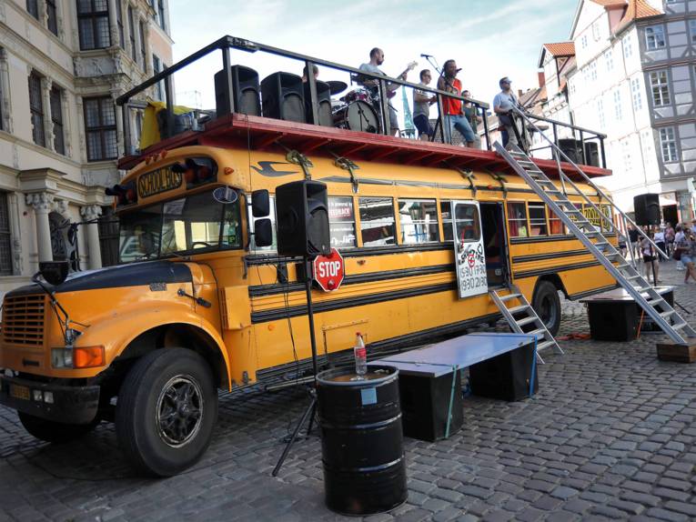 Die niederländische Ska-Punk-Band Bazzookas ist mit ihrem leuchtend gelben Schulbus auf den Holzmarkt gefahren.