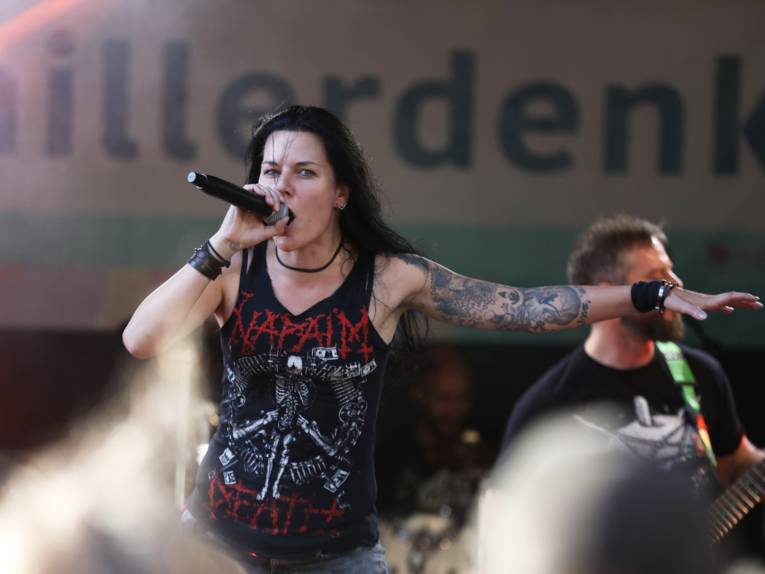 Britta Görtz von Critical Mess auf der Metal-Bühne am Schillerdenkmal.