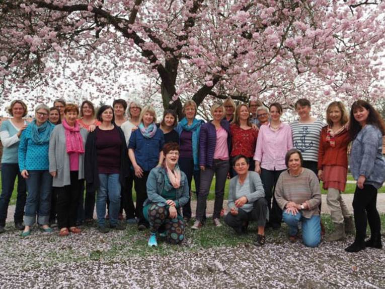 Der Frauenchor Quintensprung unter einem Kirchblütenbaum