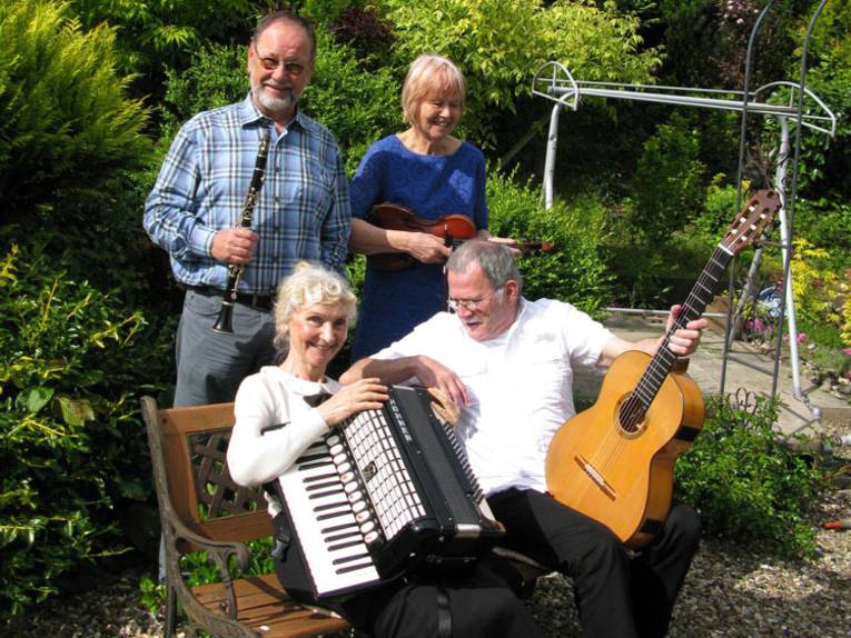 Das Quartett Monday Evergreens spielt bekannte und beliebte Melodien aus dem letzten Jahrhundert. 