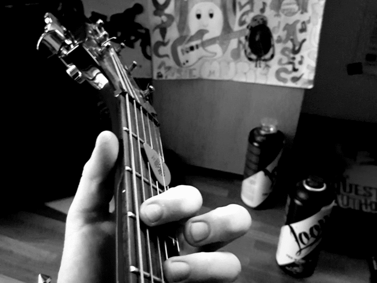 Hand an einer Gitarre. 