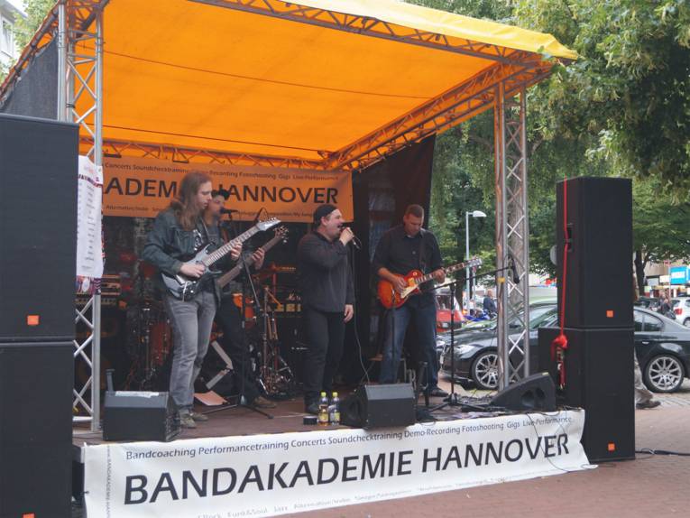 Die Bandakademie präsentierte ihr Programm in rockiger Manier: Lajestic Vantrashell