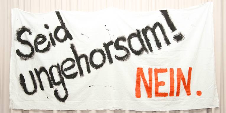 Banner mit der Aufschrift "Seid ungehorsam! Nein."