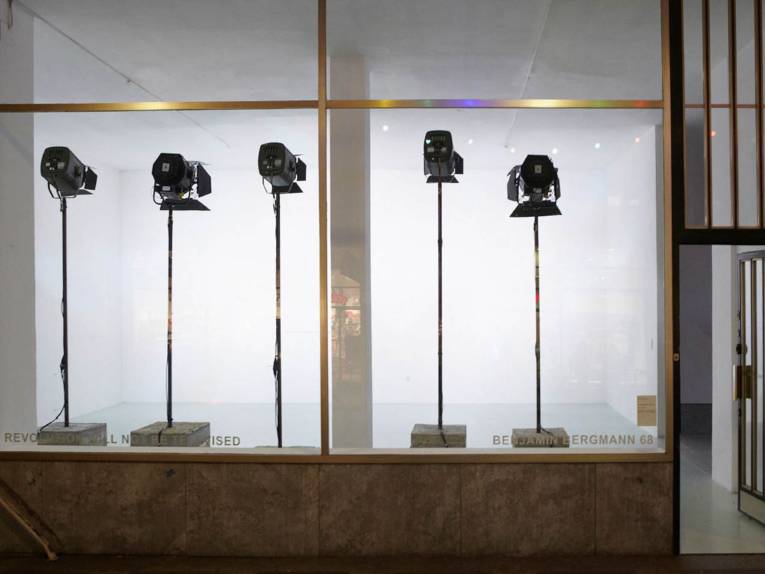 Fotografie, die Scheinwerfer in einem Schaufenster zeigt. 