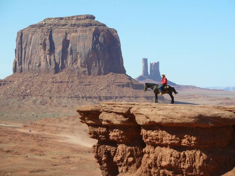 Ein Reiter am Rande eines Canyons