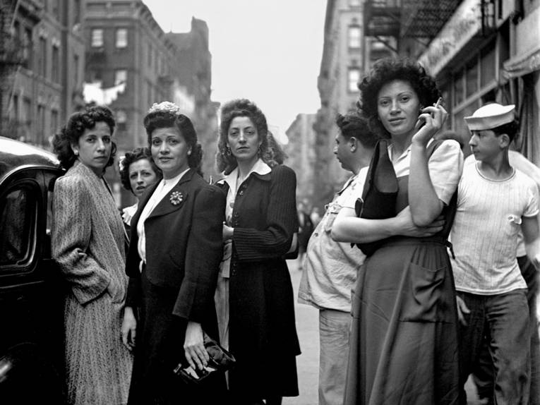 Eine historische Straßenaufnahme von sieben Personen