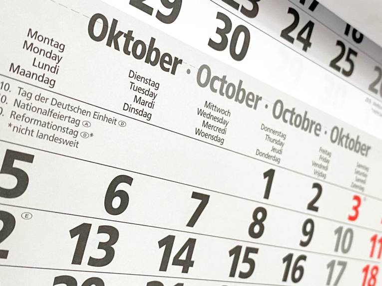 Ein Wandkalender, der den Oktober zeigt