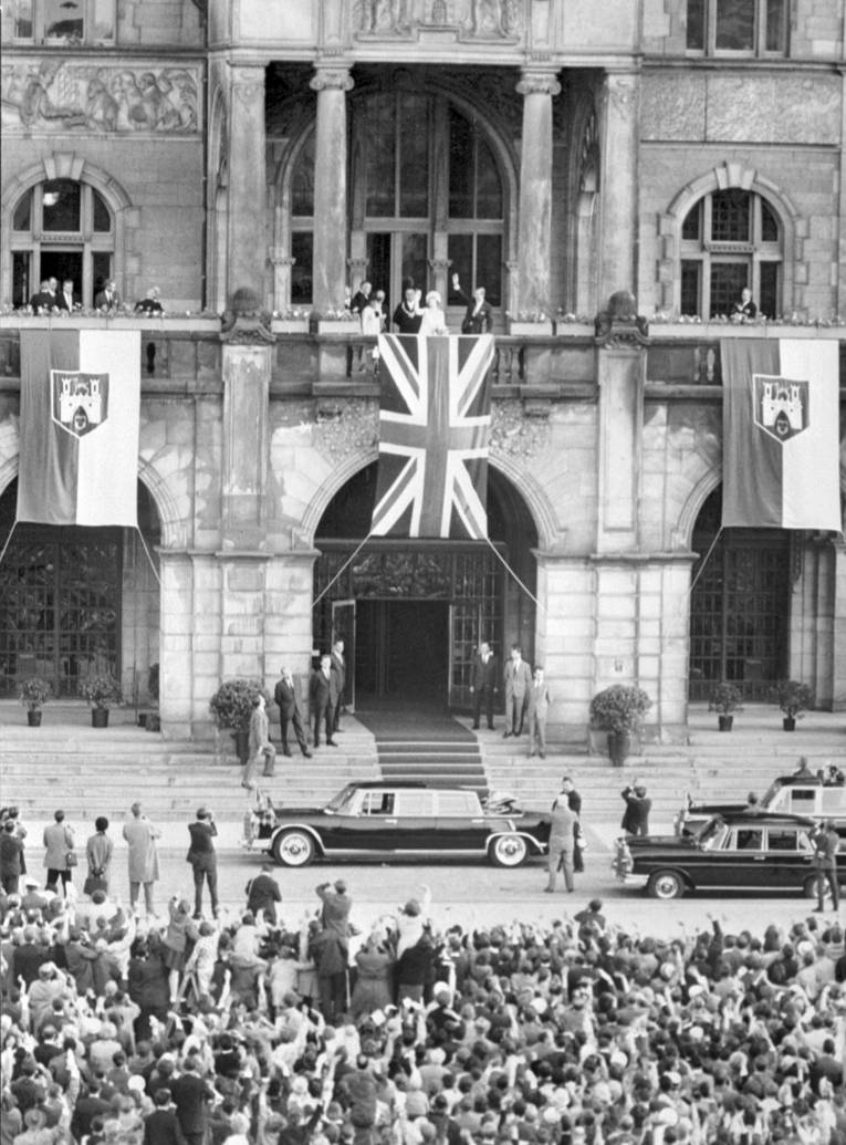 Königin Elisabeth II mit Prinz Phillip und OB Holweg auf dem Balkon des Neuen Rathauses in Hannover, 27. Mai 1965.