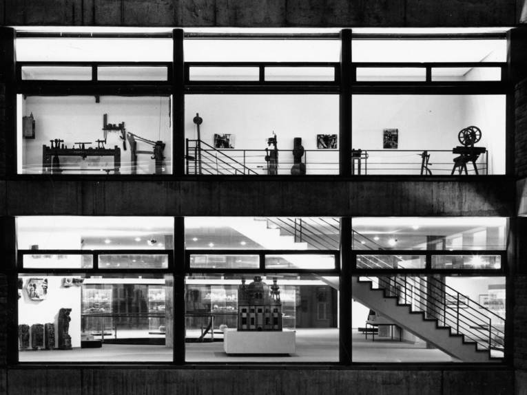 Ein nächtlicher Blick auf das Museumsfoyer und die Ausstellungsräume, aufgenommen aus dem Innenhof (1966)