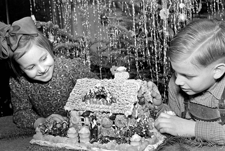 Kinder von Baurat Vogel mit Knusperhaus