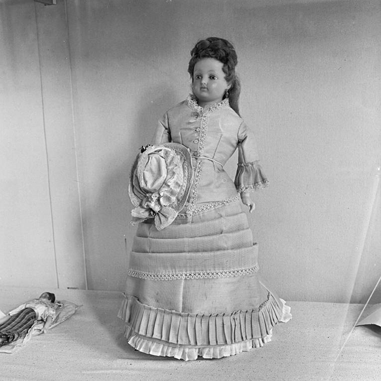 Puppen aus der Sammlung, gezeigt während einer Weihnachtsausstellung im Heimatmuseum Hannover. Foto von Wilhelm Hauschild, November 1958