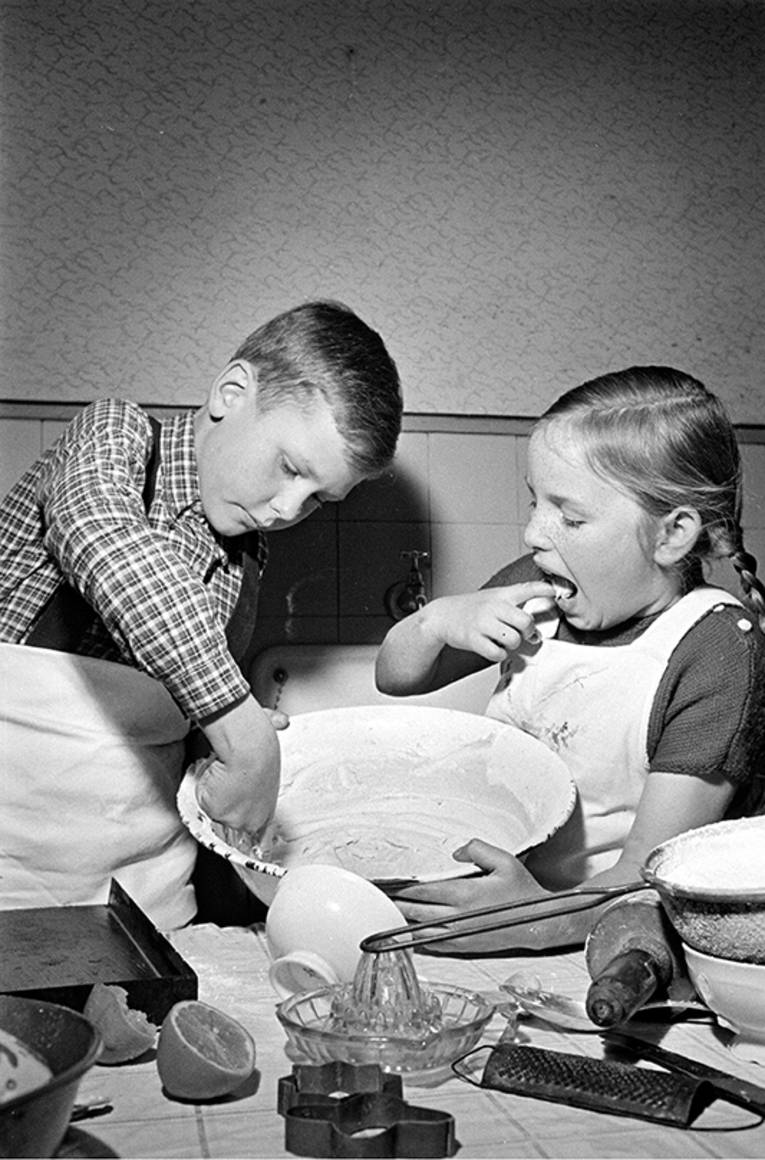 Ein Mädchen und ein Junge schlecken eine Teigschüssel aus, Foto von Wilhelm Hauschild, Dezember 1953