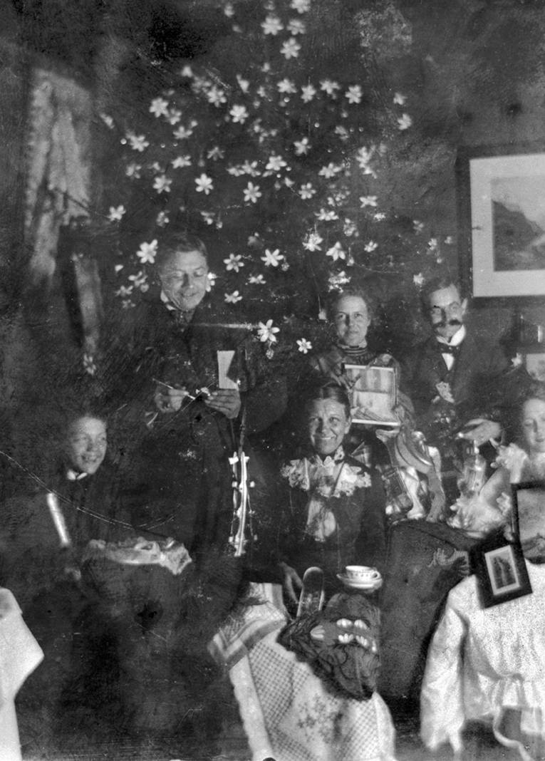 Weihnachtsbaum mit weißen Lilien. Familie Stoltz, Hannover, Marienstraße 21. Foto um 1895/1900