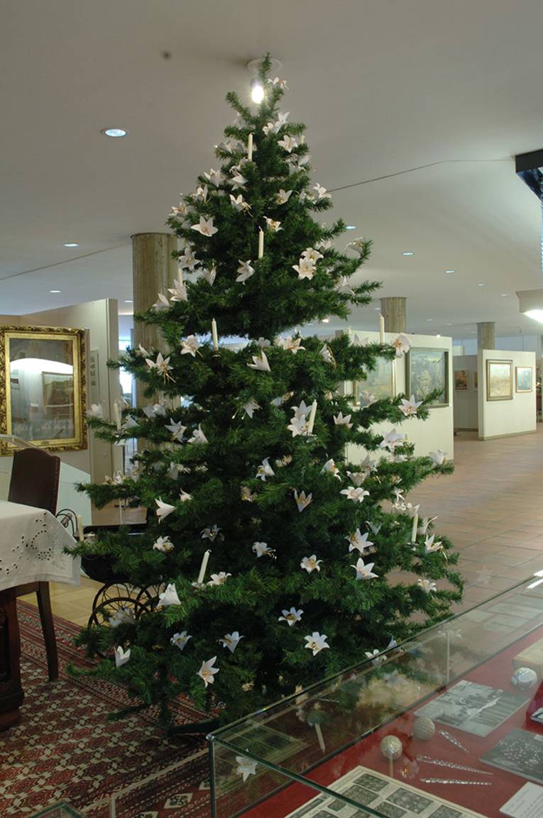 Weihnachtsbaum mit weißen Papierlilien