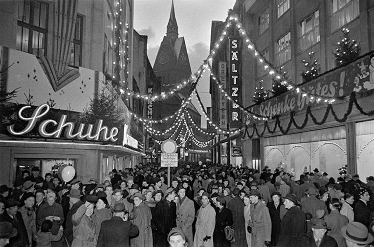 Weihnachtliche Beleuchtung und Passanten beim Einkaufen in der Seilwinderstraße, Foto von Wilhelm Hauschild, Dezember 1952