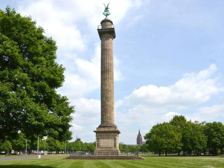 Waterlooplatz mit Waterloosäule (1829-1832 von G. L. Fr. Laves) von der Straße "Am Schützenplatz" aus gesehen. Foto von Reinhard Gottschalk, 2015