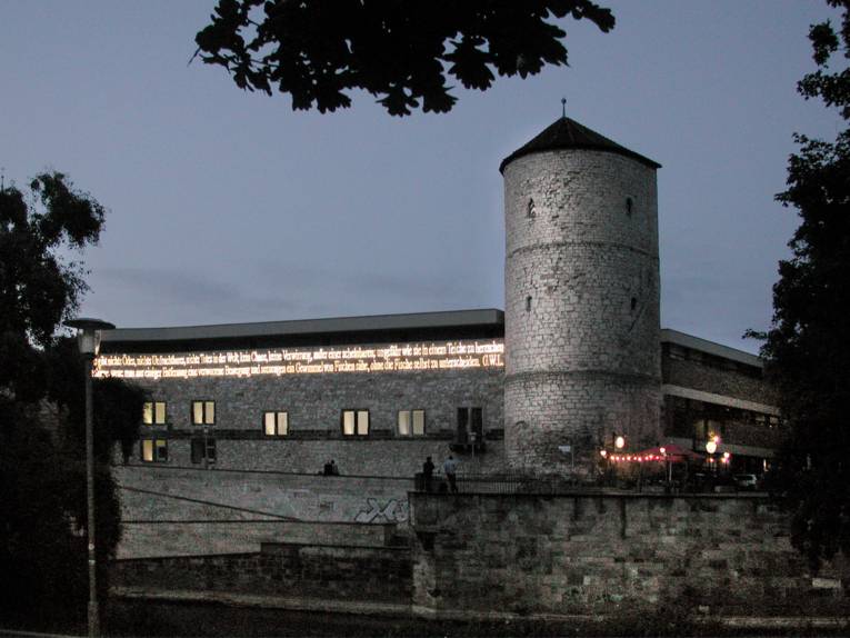 Abendansicht des Beginenturms und Historischen Museums von der Leine aus gesehen
