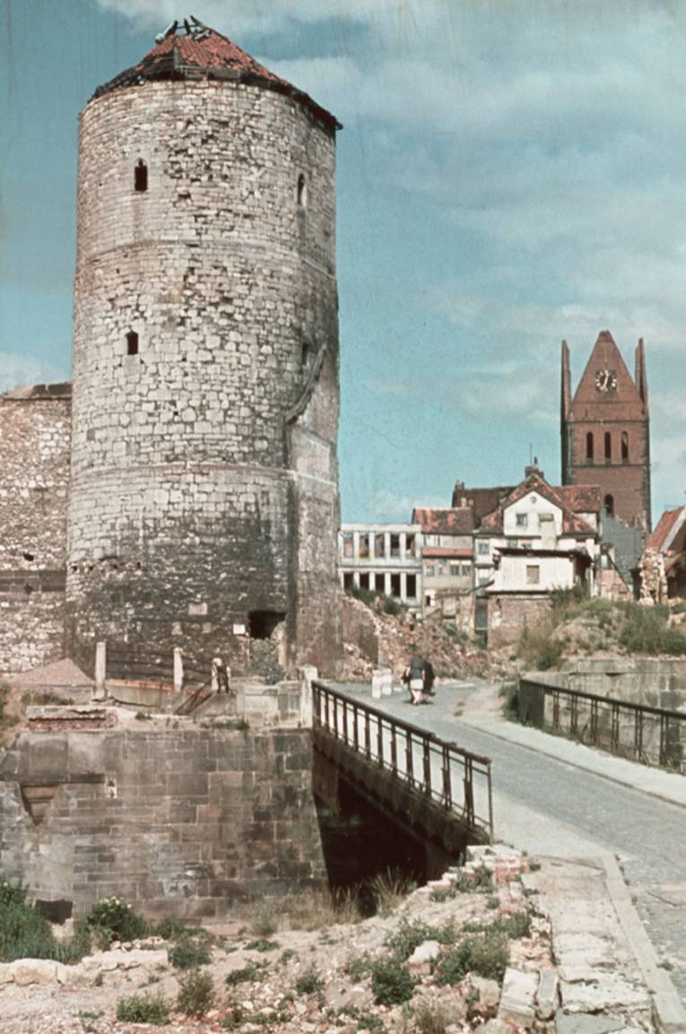 Juni 1946: Beginenturm und Marktkirchenturm von der Straße Auf der Insel über die Sommerbrücke aus aufgenommen. 