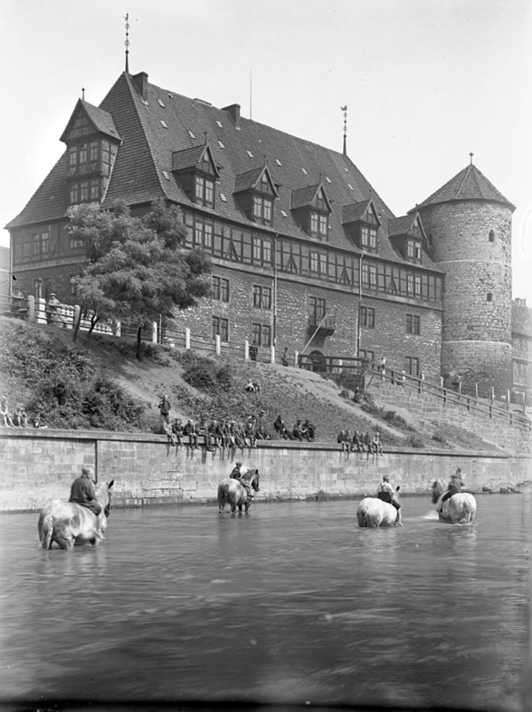 Pferdeschwemme, im Hintergrund mit Zeughaus und Beginenturm, Foto von Friedrich Nölke, um 1910-1920