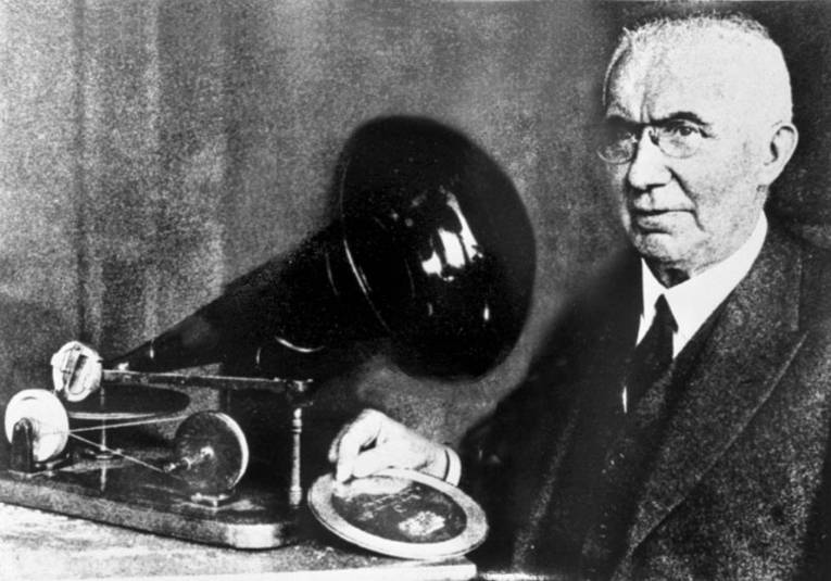 Emil Berliner mit seinem ersten Grammophon und einer Zinkschallplatte