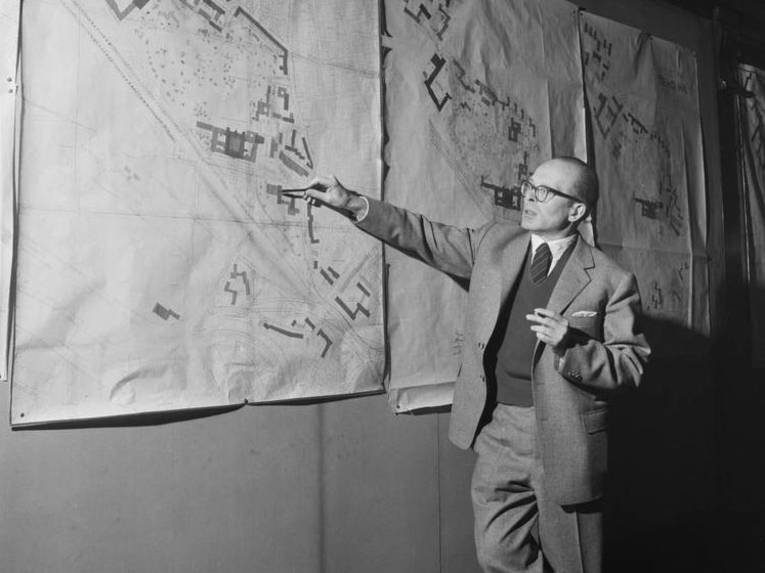 Professor Rudolf Hillebrecht vor dem Plan des Königsworther Platzes, Foto von Wilhelm Hauschild, 1959
