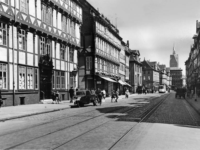 Calenberger Straße mit Blick auf den Marktkirchenturm, Foto von Hans Pusen, Juni 1940