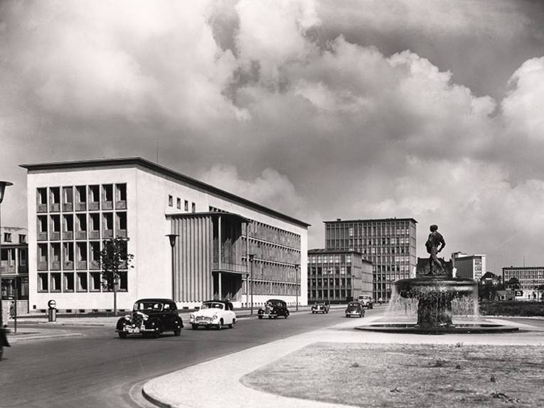 Leibnizufer, Landwirtschafts-Ministerium (Ministerium für Ernährung, Landwirtschaft und Forsten) dahinter Verwaltungsgebäude der Preussag (Nr.9), rechts Duvebrunnen mit bronzenem Sämann. Foto von Hans Wagner, um 1954