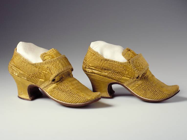 Damenschuhe aus gelber Seide