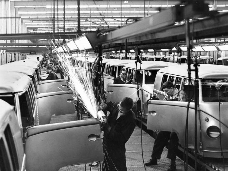 Arbeiter an Rohkarosseriebändern im Volkswagen-Transporterwerk Hannover-Stöcken (um 1957)