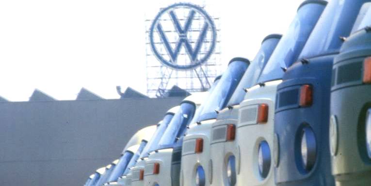 Aufgereihte VW-Transporter (Bullis) auf dem VW-Werksgelände