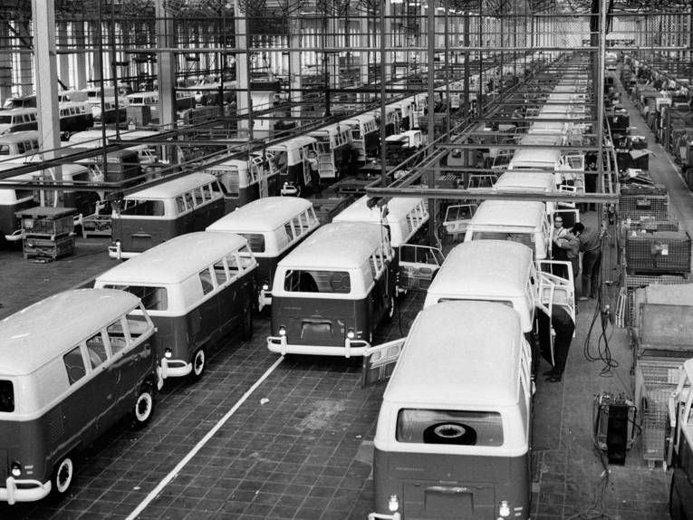 Tagesproduktion: 850 VW-Transporter, Endbänder im VW-Transporterwerk, Foto,1960er Jahre