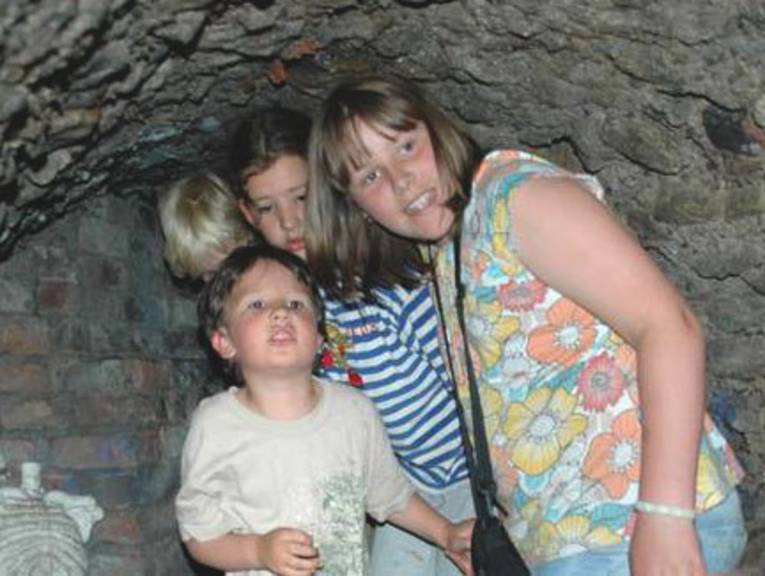 Museumspädagogische Aktion "Familienpackung" im Rahmen der FerienCard 2010: "Hannovers dunkle Seiten…" mit Besichtigung des Hanebuth-Ganges.