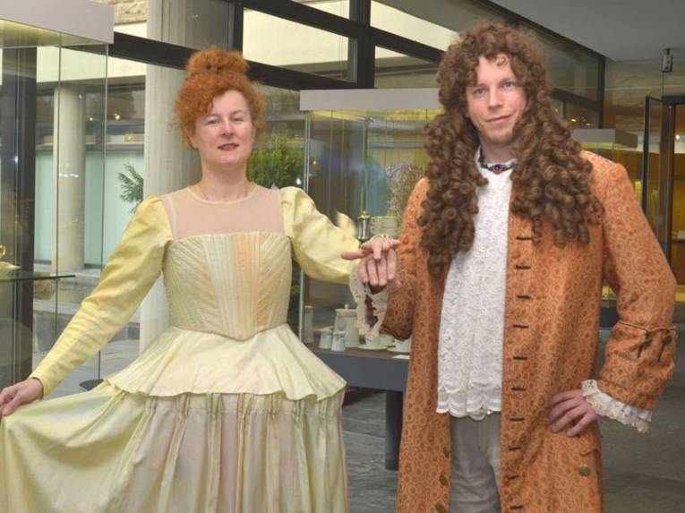 Mit Kostümen aus längst vergangenen Zeiten verkleiden