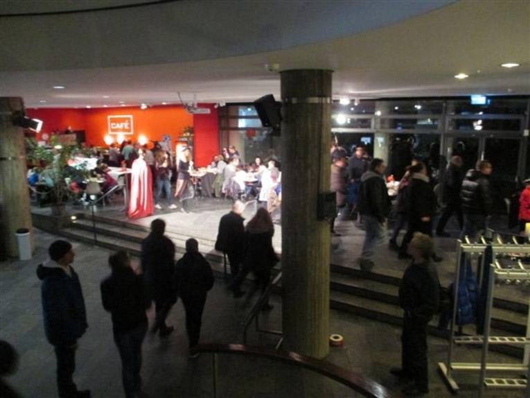 Besucher im Foyer des Museums während der Familienpackung "Nachts im Museum"