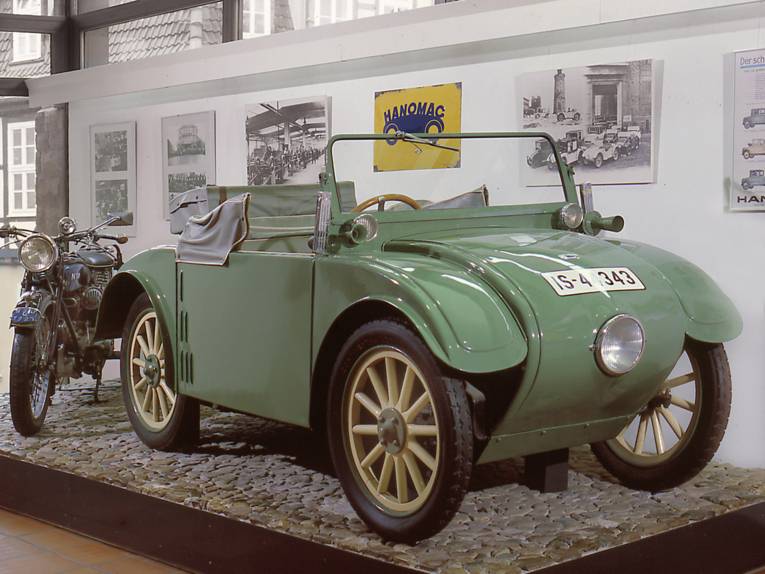 Abteilung Stadtgeschichte: Hanomag ( Kommissbrot ) und Motorrad
