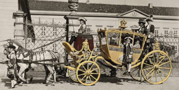 Foto-Postkarte: Krönungswagen ( Goldene Kutsche) des Königs Georg I. vor dem Schloss Herrenhausen. Vermutlich1937, Verlag Dr. Müller, digital koloriert.

