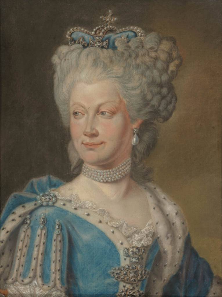 Porträt von Joh. Georg Ziesenis (zugeschr.), Farbkreide, um 1770: Porträt Königin Charlotte Sophie von Großbritannien und Irland, Kurfiürstin von Hannover. Brustbild Königin Charlotte Sophie, geb. Mecklenburg-Strelitz, im Krönungsornat über die rechte Schulter nach rechts blickend. Die Abgebildete trägt auf der barocken Hochfrisur die blau seidengefütterte Krone, ein ebenso blaues Kleid mit Hermelinbesatz sowie reichen Schmuck.