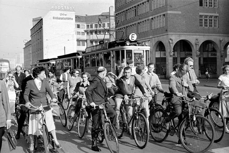 Fahrradfahrer*innen auf der Georgstraße, Foto Wilhelm Hauschild,  Mai 1953
