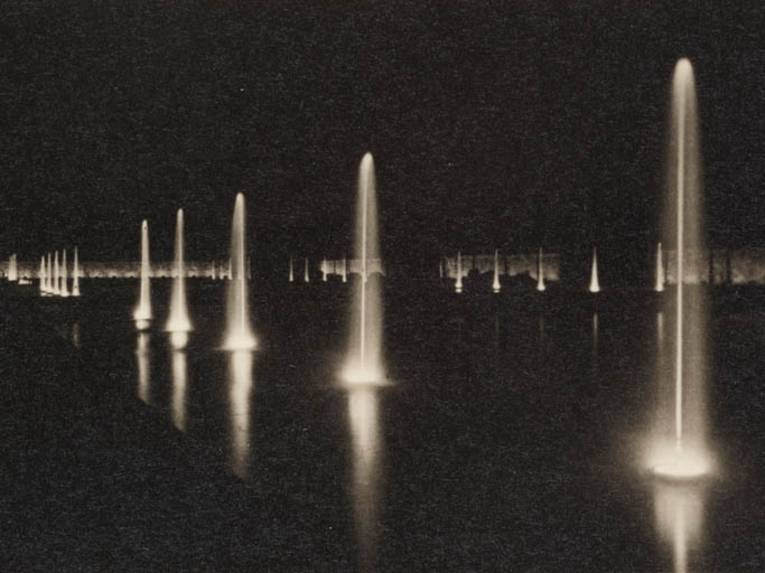 Kleine Springstrahlen in den Wasserbecken des Parterres, Nachtaufnahme, s/w Fotografie, 1937 